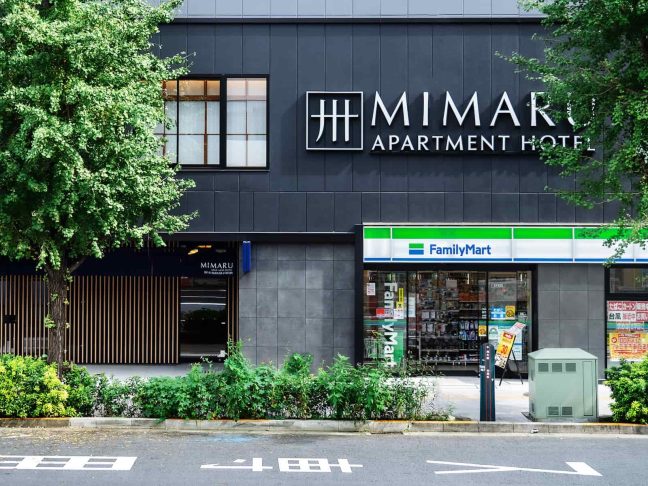 東京のアパートメントホテルMIMARUの広い客室全景。約40㎡以上のリビング・ダイニング・キッチン付きで、家族4〜10名が1室に泊まれる子連れ旅行に最適なレイアウト