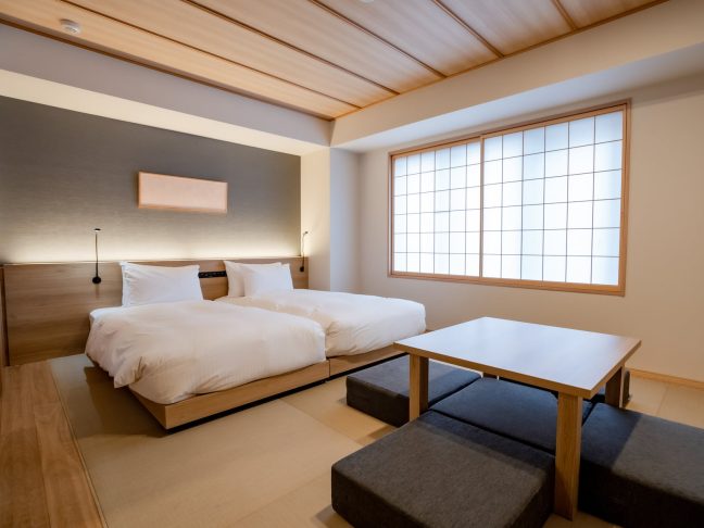 MIMARUのジャパニーズアパートメント客室の畳（タタミ）スペース。赤ちゃんがハイハイできる清潔な床で、ベッドからの転落が心配な乳幼児連れファミリーに人気の和室タイプ