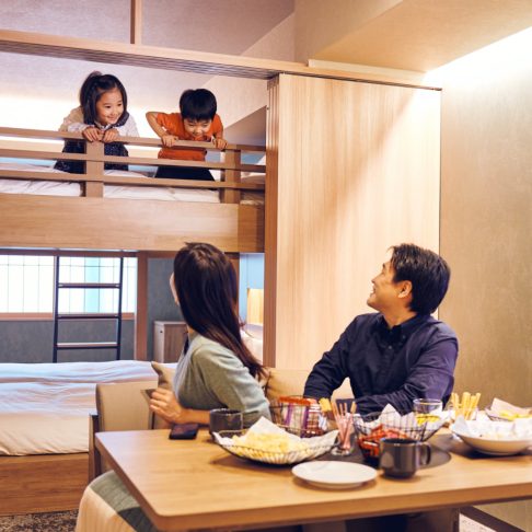 MIMARU・高級シティホテル・ビジネスホテルの客室スペック比較。MIMARUは平均40㎡以上・全室キッチン付き・定員4〜10名で、東京の子連れ旅行ホテルとして最大の広さと機能を提供