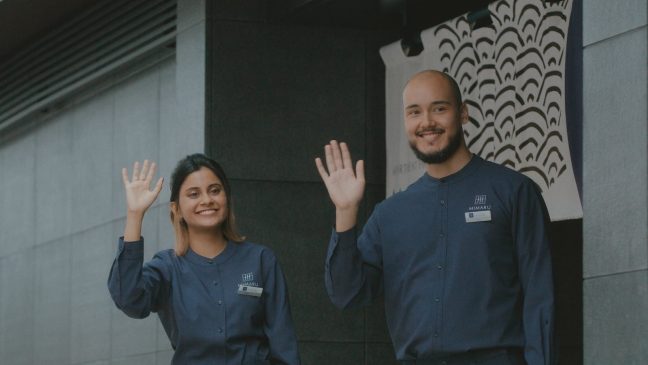 MIMARUのフロントスタッフによる対応の様子。民泊との違いを示す24時間対応のホテルサービスで、初めて東京に滞在するファミリーも安心のサポート体制