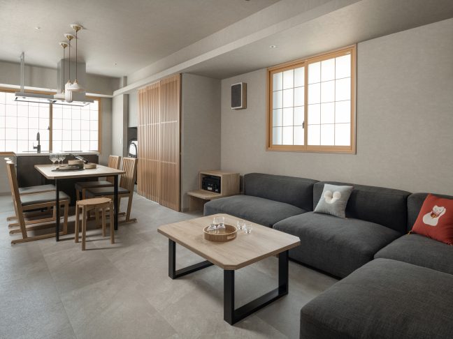 MIMARUのアパートメントホテル客室に備わるフルキッチンとダイニングテーブル。東京子連れ旅行で離乳食調理や自炊ができる設備を完備し、ファミリー向け長期滞在にも対応