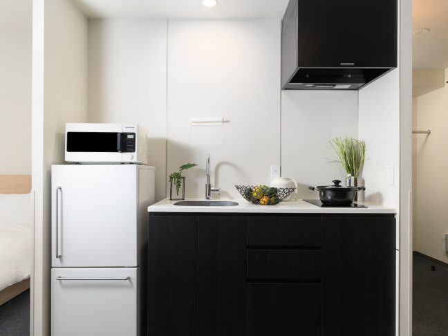 Kitchen facilities equipped in every guest room at MIMARU Apartment Hotels. Hotel kitchens with IH stovetops, microwaves, and cooking utensils for self-catering during long-term and mid-term stays in Tokyo. Supporting international families visiting Japan in saving dining costs and maintaining daily routines