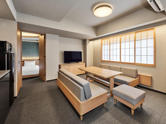 MIMARU SUITES 東京日本橋。大人6名まで宿泊できる多人数向け設計で、人形町・水天宮前エリアに立地し羽田空港・成田空港からのアクセスも良好なアパートメントホテル