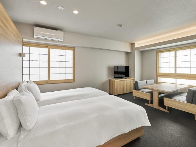 MIMARU東京 上野EASTの多人数対応客室。8名向けコネクティングルームや6名向けカウンターキッチン付きアパートメントを備えた訪日グループ・ファミリー旅行向け施設