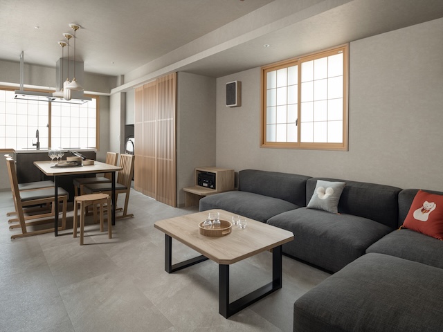 MIMARUのアパートメントホテル客室に備わるフルキッチンとダイニングテーブル。東京子連れ旅行で離乳食調理や自炊ができる設備を完備し、ファミリー向け長期滞在にも対応