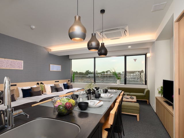 MIMARU東京 上野NORTHのトレインビューファミリーアパートメントから望む上野エリアの眺望。成田空港からアクセス抜群の立地で、三世代旅行やグループ旅行向けに最大6名対応のキッチン付き客室を備えたアパートメントホテル