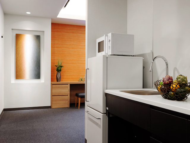 MIMARU東京 浅草STATIONの客室キッチン。調理器具完備でファミリーの長期滞在でも自炊が可能