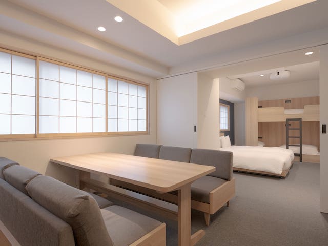 MIMARU東京 新宿WESTの6名対応広々客室。三世代・大家族の東京長期滞在に最適なアパートメントホテルのリビングダイニング空間。館内コインランドリー完備で数週間以上の家族旅行にも対応