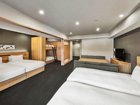 MIMARUの最大10名まで同室宿泊できる広々とした客室例。グループ・大家族旅行に対応