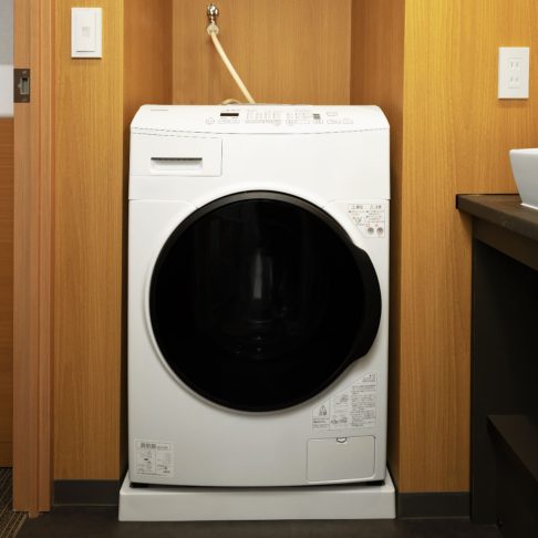 MIMARUの客室に設置された洗濯機。アパートメントホテルならではの室内ランドリー設備