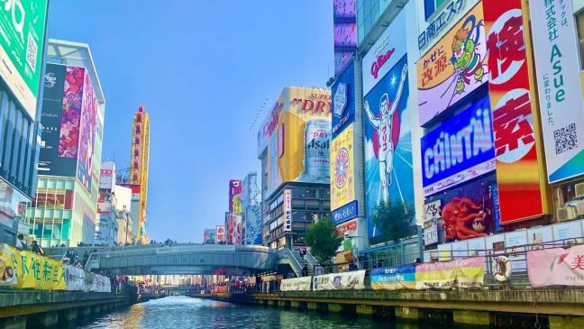 難波・心斎橋エリアの街並み。道頓堀や黒門市場に近く、初めての大阪子連れ旅行の宿泊拠点に便利